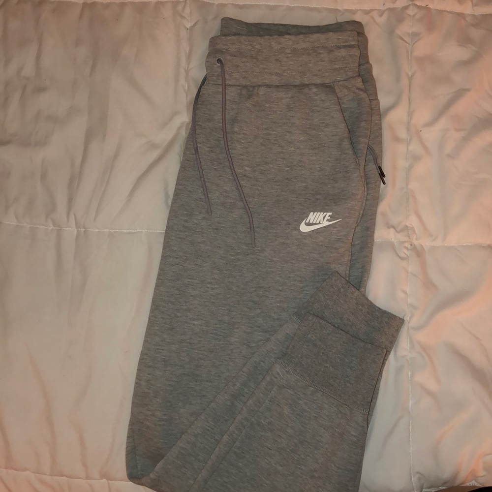 Nike women’s tech fleece pants (gray)